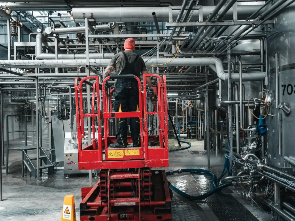 Mitarbeiter von Bartikowsky Recycling bei der Industriemontage in Everswinkel – Einsatz mit Hubarbeitsbühne in Molkerei